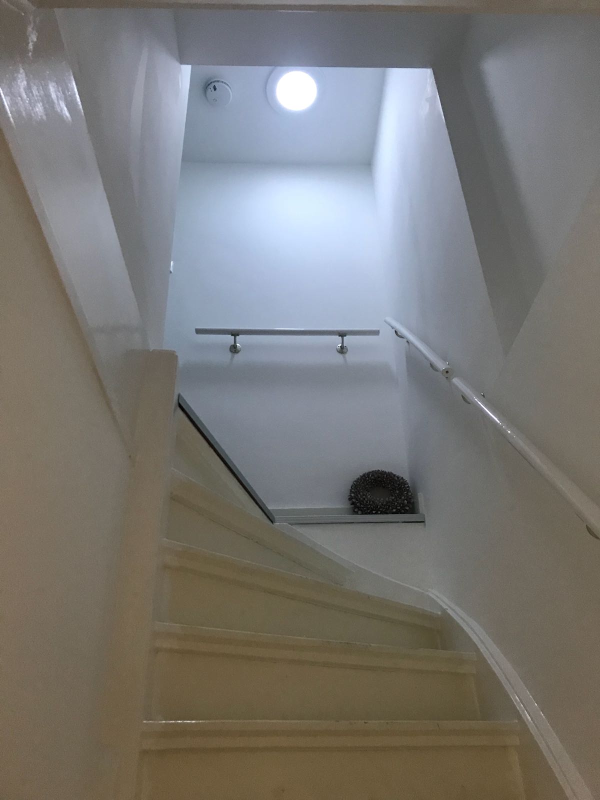 Lichte overloop in een woning, van boven verlicht door een Intura SunTube