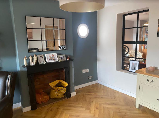 Intura SunTube SideLight-wanddiffuser verlicht een gerenoveerde woonkamer via de gevel